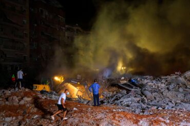 Rettungskräfte versammeln sich nach einem israelischen Luftangriff in Beirut.