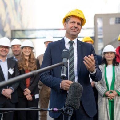 Bund und Land hatten der angeschlagenen Meyer Werft die Rettung im August in Papenburg zugesagt.