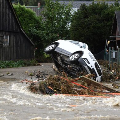 Die Hochwasserlage spitzt sich auch in Tschechien weiter zu: Eine Wasserwelle des Flusses Bilé richtet enormen Schaden an.