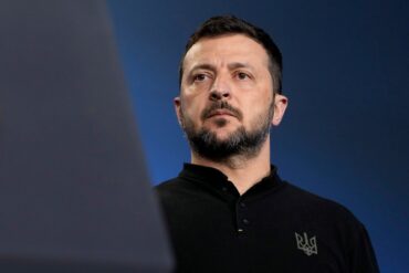 Der ukrainische Präsident Wolodymyr Selenskyj hat nach einem russischen Raketenschlag gegen eine Großstadt die Erlaubnis zum Einsatz weitreichender Waffen gegen Abschussrampen, Militärflugplätze und Logistik in Russland gefordert. (Archivbild)