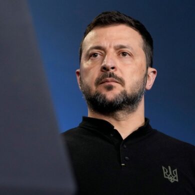 Der ukrainische Präsident Wolodymyr Selenskyj hat nach einem russischen Raketenschlag gegen eine Großstadt die Erlaubnis zum Einsatz weitreichender Waffen gegen Abschussrampen, Militärflugplätze und Logistik in Russland gefordert. (Archivbild)