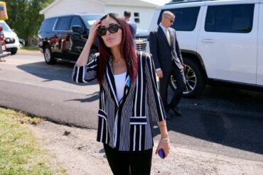 Die rechte Influencerin Laura Loomer hat sich in sozialen Medien mit rassistischen Kommentaren und der Verbreitung von Verschwörungstheorien einen Namen gemacht. (Archivbild)
