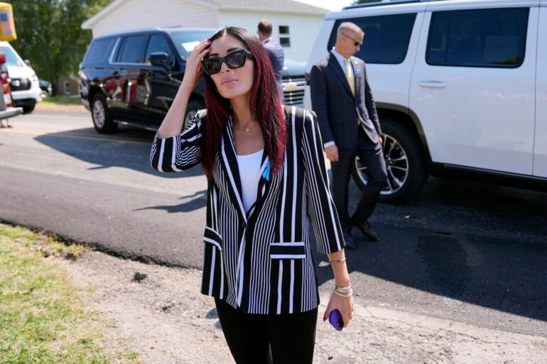 Die rechte Influencerin Laura Loomer hat sich in sozialen Medien mit rassistischen Kommentaren und der Verbreitung von Verschwörungstheorien einen Namen gemacht. (Archivbild)