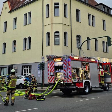 Bei zwei Bränden in Essen sind rund 30 Menschen verletzt worden.