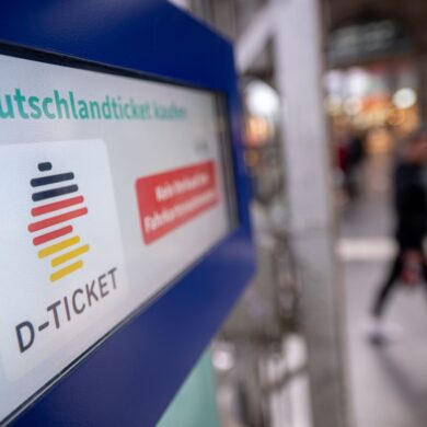 Die Verkehrsminister entscheiden heute über einen neuen Preis für das Deutschlandticket ab 2025. (Archivbild)