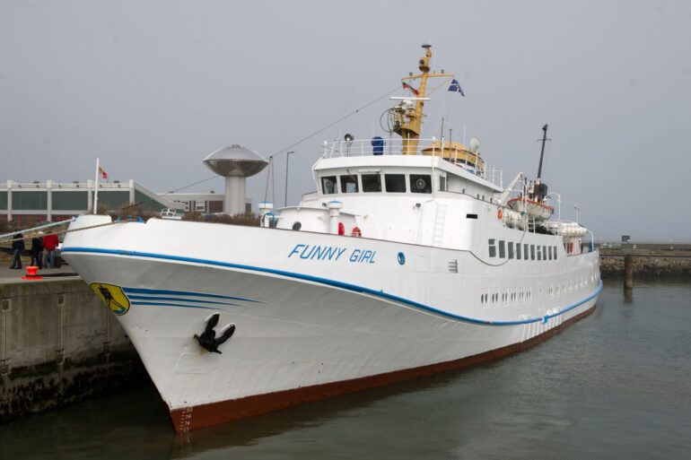 Helgolandschiff erreicht Büsum.