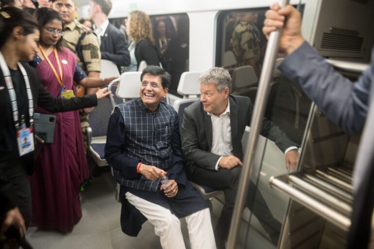Piyush Goyal, Indiens Minister für Handel und Industrie und Wirtschaftsminister Robert Habeck nehmen die U-Bahn.
