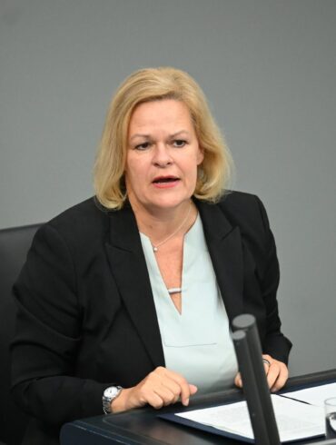 Dass im Bundesrat Teile des sogenannten Sicherheitspakets blockiert worden sind, ärgert Bundesinnenministerin Nancy Faeser (SPD). Auch Bundeskanzler Olaf Scholz (SPD) hat sich dazu kritisch geäußert. (Archivbild)