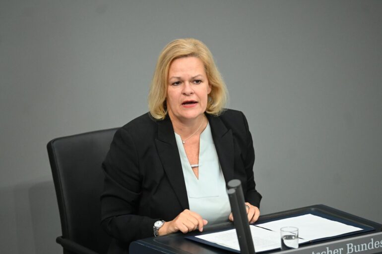 Dass im Bundesrat Teile des sogenannten Sicherheitspakets blockiert worden sind, ärgert Bundesinnenministerin Nancy Faeser (SPD). Auch Bundeskanzler Olaf Scholz (SPD) hat sich dazu kritisch geäußert. (Archivbild)