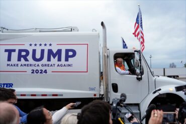 Die Idee für den Auftritt mit dem Müllwagen sei nach Bidens Äußerung gekommen, sagte Trump.