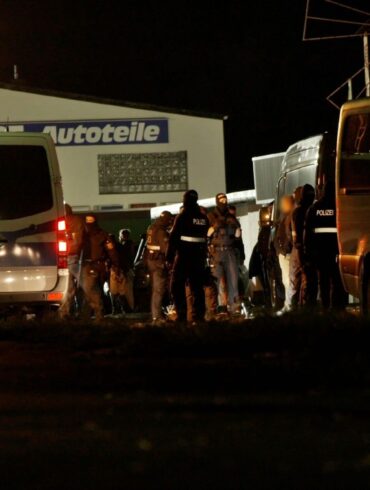 Die Polizei geht den Angaben nach davon aus, dass ein regionaler Ableger der rechtsextremistischen Kleinstpartei III. Weg der Veranstalter war.