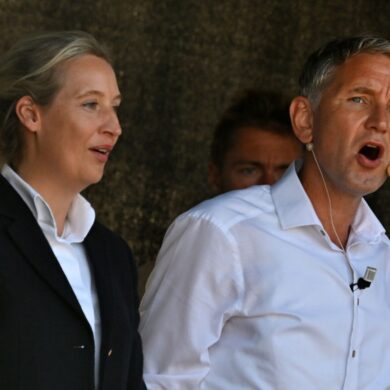Früher ging Alice Weidel auf Distanz zum Thüringer AfD-Landesvorsitzenden, Björn Höcke, der zu den wichtigsten Vertretern der Rechtsaußen-Strömung der Partei zählt – inzwischen treten beide gemeinsam im Wahlkampf auf. (Archivbild)