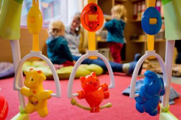 Verdi und der dbb verhandeln für 2,5 Millionen Tarifbeschäftigte - unter anderem in Kitas. (Archivbild)