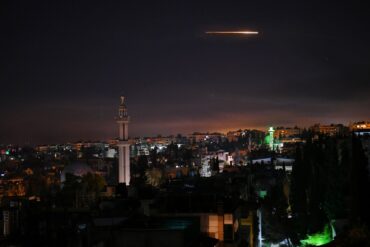 Syrische Luftabwehr im Einsatz: Zeitgleich mit dem Angriff auf den Iran feuerte Israel syrischen Medienberichten zufolge auch Raketen auf Syrien ab. (Archivbild)