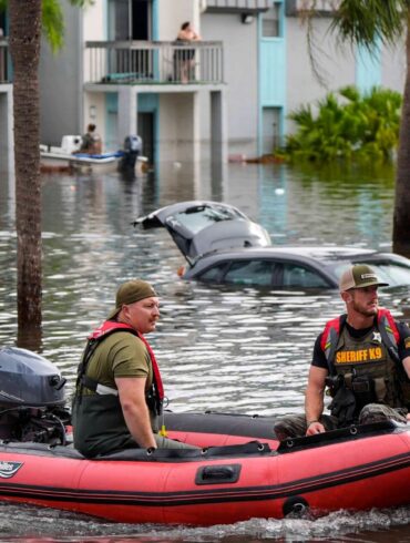 Rettungskräfte sind in der Stadt Clearwater auf dem Weg zu Sturmopfern.
