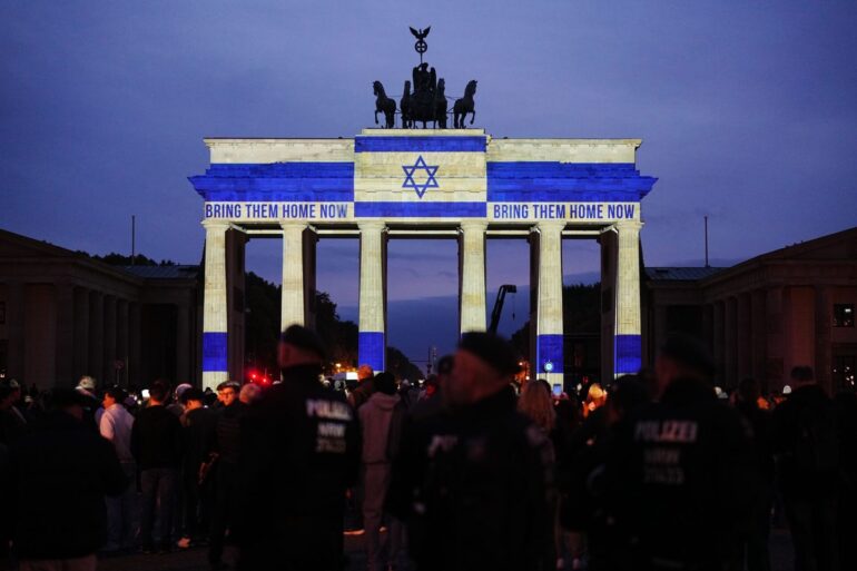 Das Brandenburger Tor wird anlässlich des Jahrestags des Hamas-Angriffs auf Israel vom 7. Oktober 2023 mit den Farben der Fahne Israels angestrahlt.