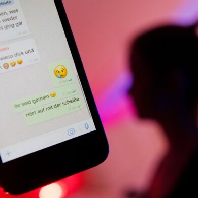 Viele Schülerinnen und Schüler in Deutschland sind von Cybermobbing betroffen. (Symbolbild)