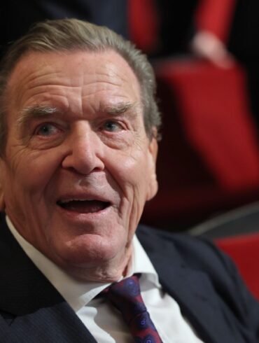 Altkanzler Gerhard Schröder steht wegen seiner Freundschaft mit dem russischen Präsidenten Wladimir Putin in der Kritik. (Archivbild)