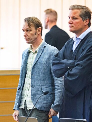 Verteidiger Friedrich Fülscher (r.) hat einen Freispruch für seinen Mandanten Christian B. gefordert. (Archivbild)