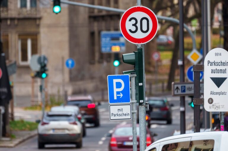 Änderungen der StVO: Tempo-30-Zonen sollen ab jetzt einfacher eingerichtet werden können. (Archivbild)