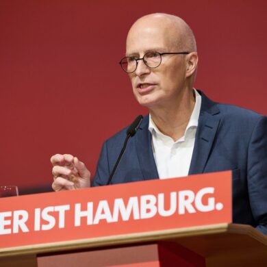 Hamburgs Bürgermeister Peter Tschentscher ist mit 97,3 Prozent der Stimmen zum Spitzenkandidat der SPD Hamburg gewählt worden.