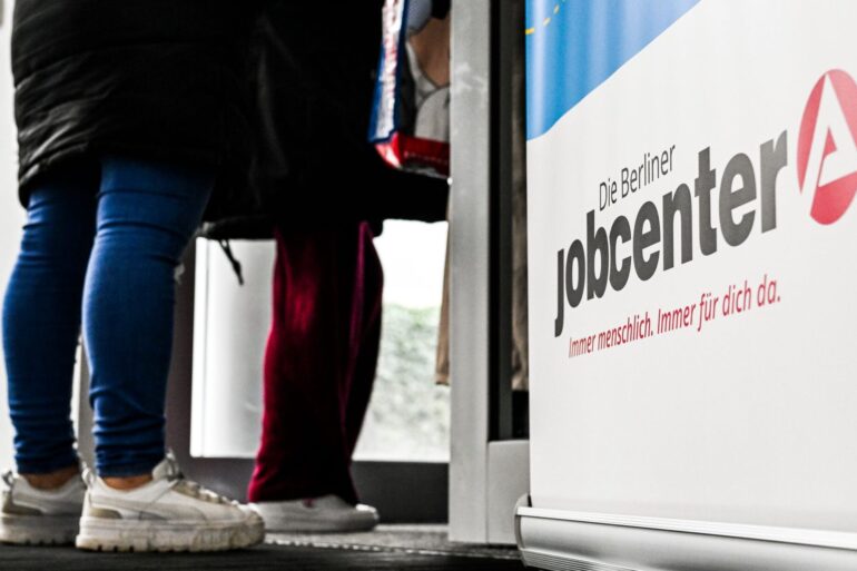 Aus den Ländern und von Verbänden gibt es erheblichen Widerstand gegen den Plan, manche Bürgergeld-Empfänger zum monatlichen Gang zum Jobcenter zu verpflichten. (Symbolbild)
