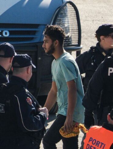 In Albanien durchlaufen die Migranten in speziellen Lagern ein Asylverfahren nach italienischem Recht.