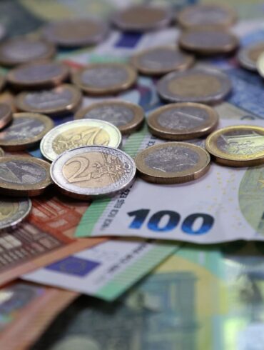 Der Staat verschwendet viele Millionen Euro an Steuergeld – kritisiert der Steuerzahlerbund. (Symbolbild)