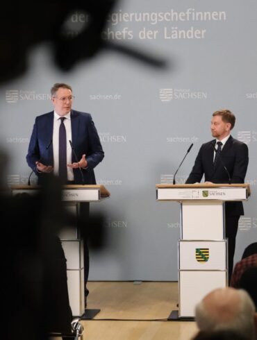 Rheinland-Pfalz-Regierungschef Schweitzer stellt mit anderen Ministerpräsidenten die Reformpläne vor.