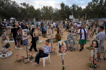 Israelis gedenken am Schauplatz des Nova-Musikfestivals der Opfer des Hamas-Massakers vor genau einem Jahr.