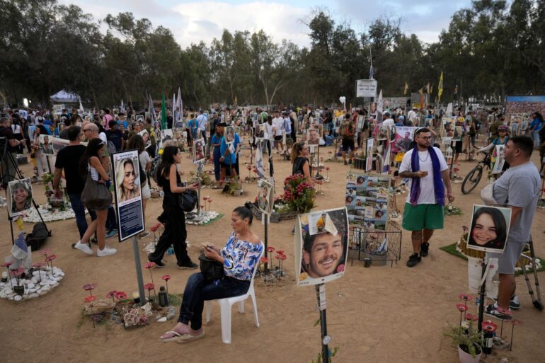 Israelis gedenken am Schauplatz des Nova-Musikfestivals der Opfer des Hamas-Massakers vor genau einem Jahr.