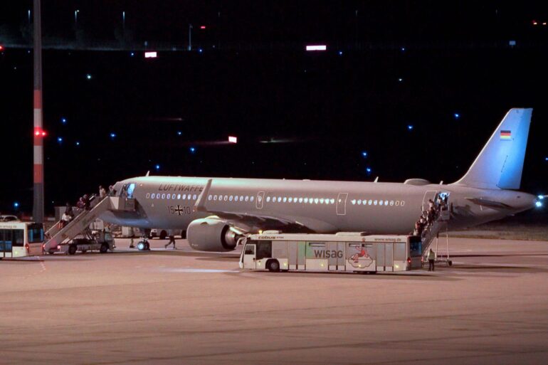 130 weitere deutsche Staatsangehörige konnten Beirut heute mit einem von der Bundesregierung organisierten Flug verlassen. Auf dem Airbus blieben Plätze frei.