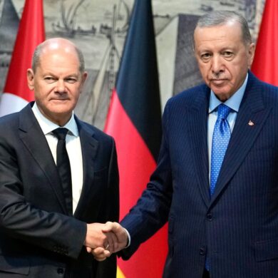 Deutschland und die Türkei wollen wieder enger kooperieren, etwa im Rüstungsbereich - zur offenen Konfrontation von Scholz (l.) und Erdogan kam es dagegen beim Thema Nahost.