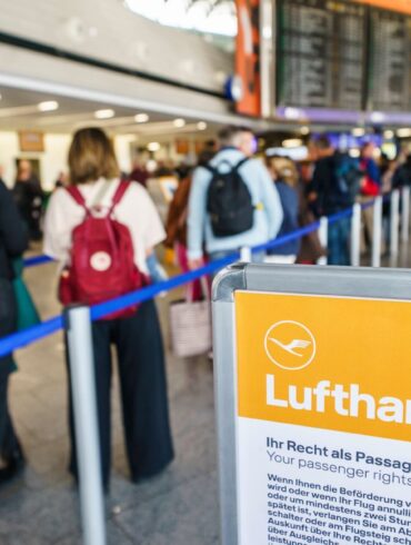 Wegen einer Störung bei der Deutschen Flugsicherung kam es zu großen Verzögerungen und Ausfällen wie hier am Flughafen Frankfurt (Foto aktuell).