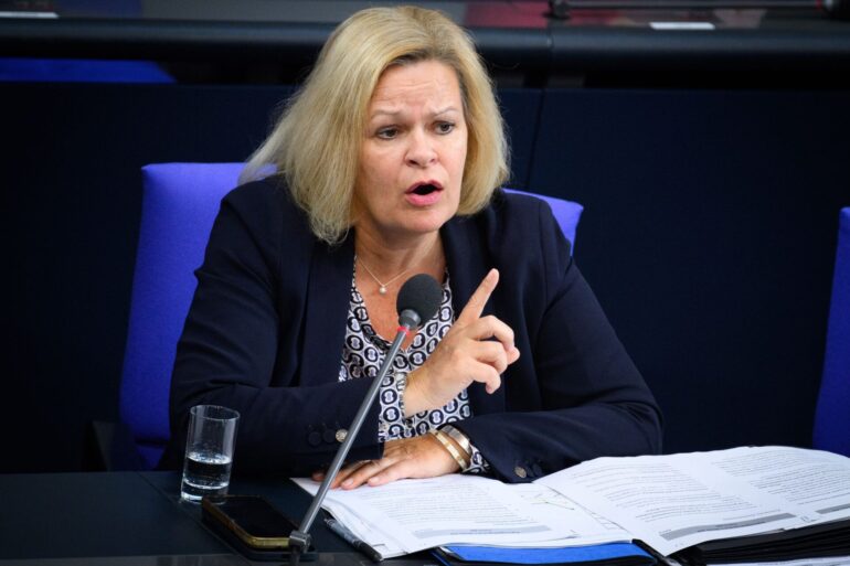Aufgrund einer Fußverletzung stand Bundesinnenministerin Nancy Faeser (SPD) bei der Befragung durch die Abgeordneten nicht am Rednerpult, sondern nahm auf der Regierungsbank Platz.