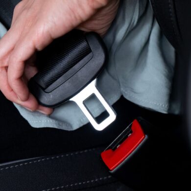Für mehr Sicherheit: Der Tüv-Verband fordert, dass die Anschnallpflicht im Fernverkehr besser kontrolliert wird. (Archivbild)