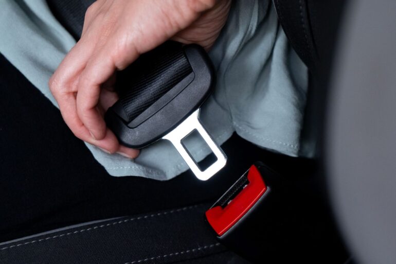 Für mehr Sicherheit: Der Tüv-Verband fordert, dass die Anschnallpflicht im Fernverkehr besser kontrolliert wird. (Archivbild)