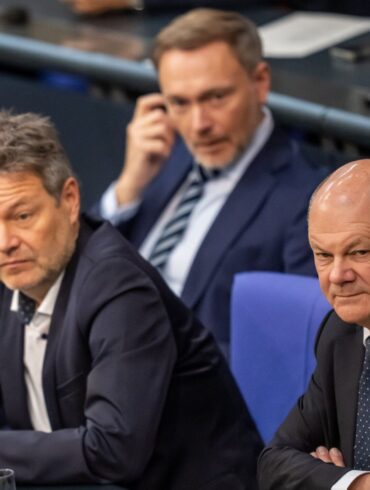 In der Ampel hakt es immer wieder. Finanzminister Lindner kritisiert nun das Auftreten der Koalition in der Wirtschaftspolitik - und geht Kanzler Olaf Scholz und Vizekanzler Robert Habeck direkt an. (Archivbild)