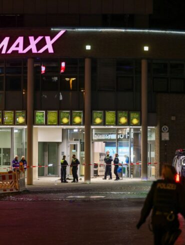 Die Ermittler gehen davon aus, dass es sich bei dem vor einem Kino in Krefeld niedergeschossenen Mann um einen Einzeltäter handelt.