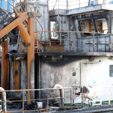 Das Feuer am Heck des Tankschiffes «Annika» hat auch Teile des Schiffsaufbaus zerstört.