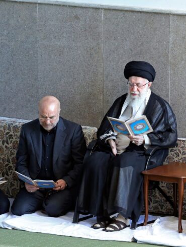 Irans Religionsführer verteidigt den Angriff auf Israel.