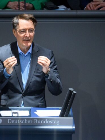 Gesundheitsminister Karl Lauterbach rechnet ab 2026 mit stabilen Krankenkassenbeiträgen. (Archivbild)