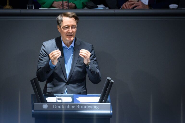 Gesundheitsminister Karl Lauterbach rechnet ab 2026 mit stabilen Krankenkassenbeiträgen. (Archivbild)