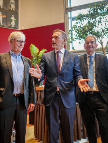 Kurz vor dem Industriegipfel im Kanzleramt hat die FDP-Fraktion sich mit Wirtschaftsverbänden getroffen.