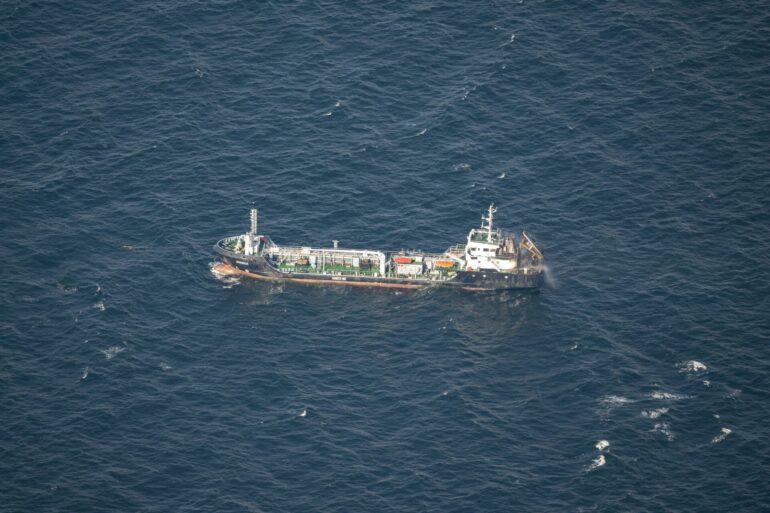 Das Tankschiff soll in den Rostocker Hafen geschleppt werden.