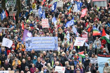 Bei der Demonstration zu dem das Bündnis „Nie wieder Krieg“ aufgerufen hatte, zogen Tausende von Teilnehmern durch Berlin.