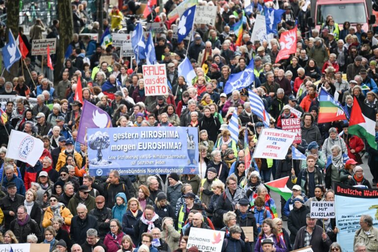 Bei der Demonstration zu dem das Bündnis „Nie wieder Krieg“ aufgerufen hatte, zogen Tausende von Teilnehmern durch Berlin.