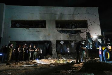 Israelisches Militär und Polizisten an einem beschädigten Schulgebäude, das von aus dem Iran abgefeuerten Raketen getroffen wurde.
