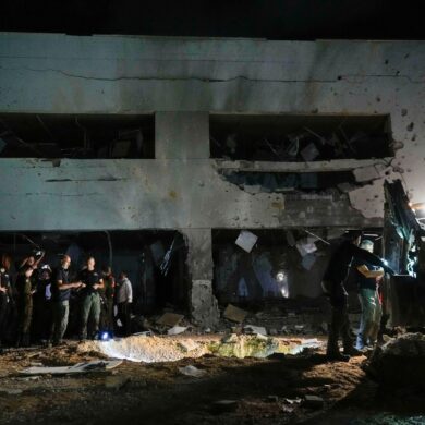 Israelisches Militär und Polizisten an einem beschädigten Schulgebäude, das von aus dem Iran abgefeuerten Raketen getroffen wurde.