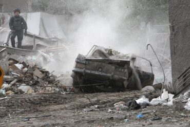 Bei russischen Angriffen mit Raketen und Drohnen werden im ukrainischen Hinterland regelmäßig auch Wohnviertel getroffen. (Archivbild)